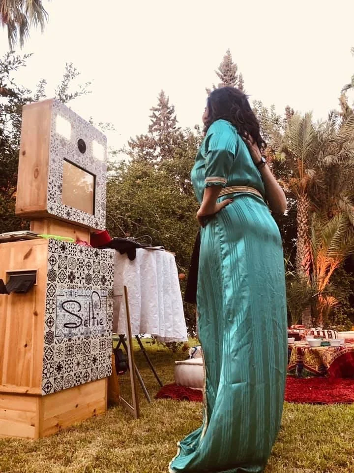 Invitée devant une borne photo lors d’une réception extérieure