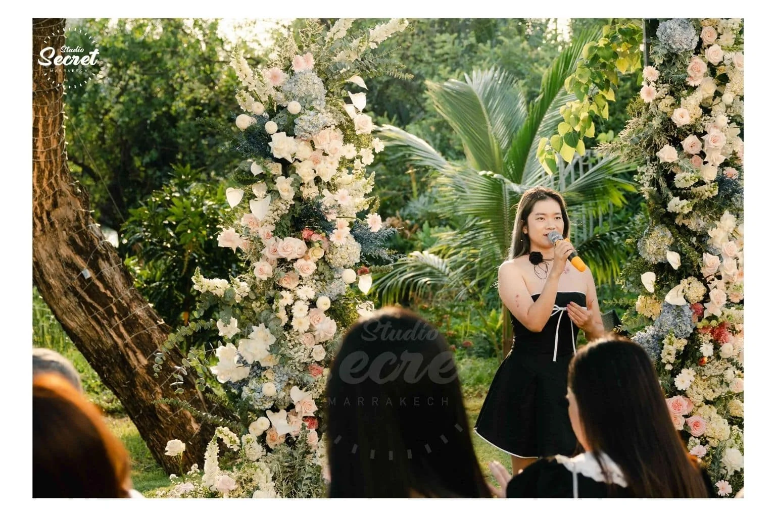 Chanteuse dans un décor floral de réception