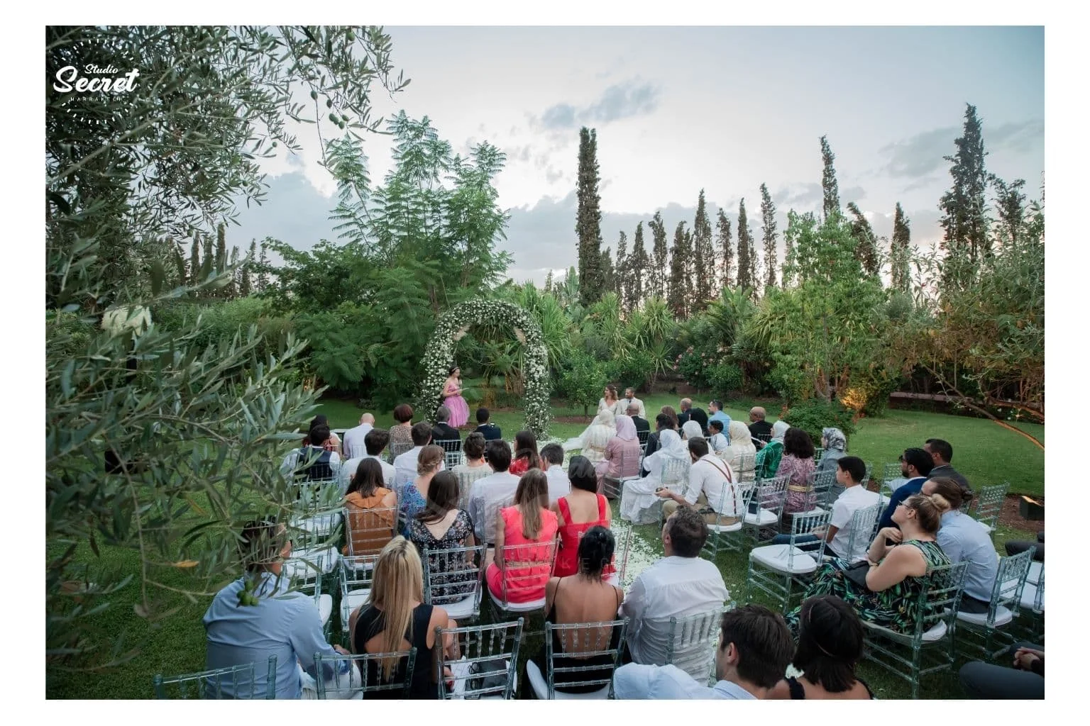 Réception en plein air dans un jardin