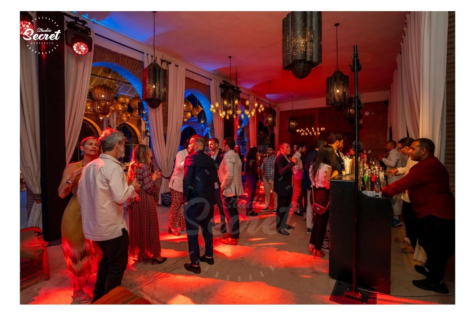 Invités sur la piste de danse éclairée