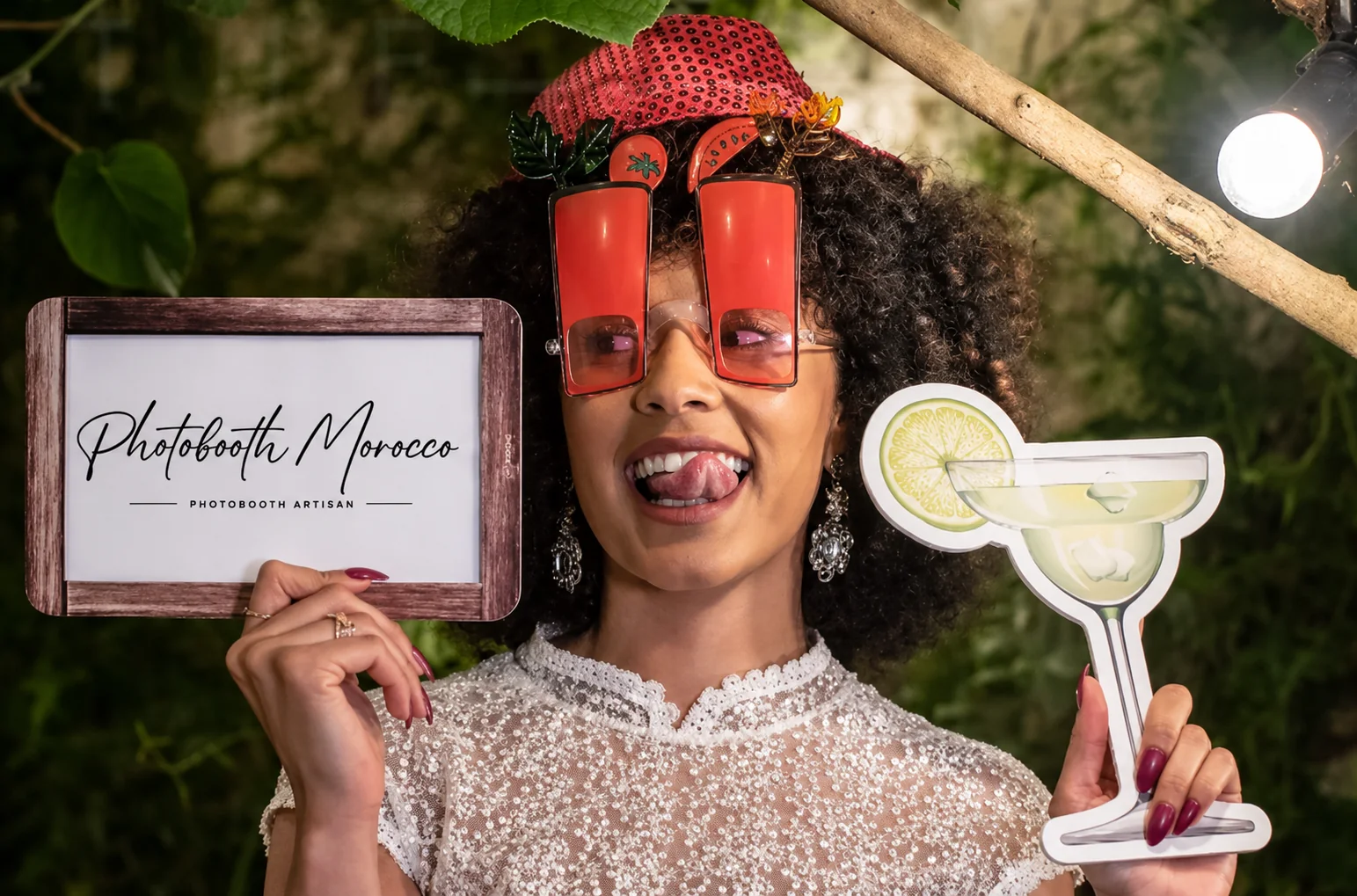 Invitée tenant des accessoires pour une photo souvenir